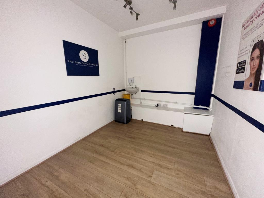 Lot: 26 - VACANT SHOP IN TOWN CENTRE - Room with sink